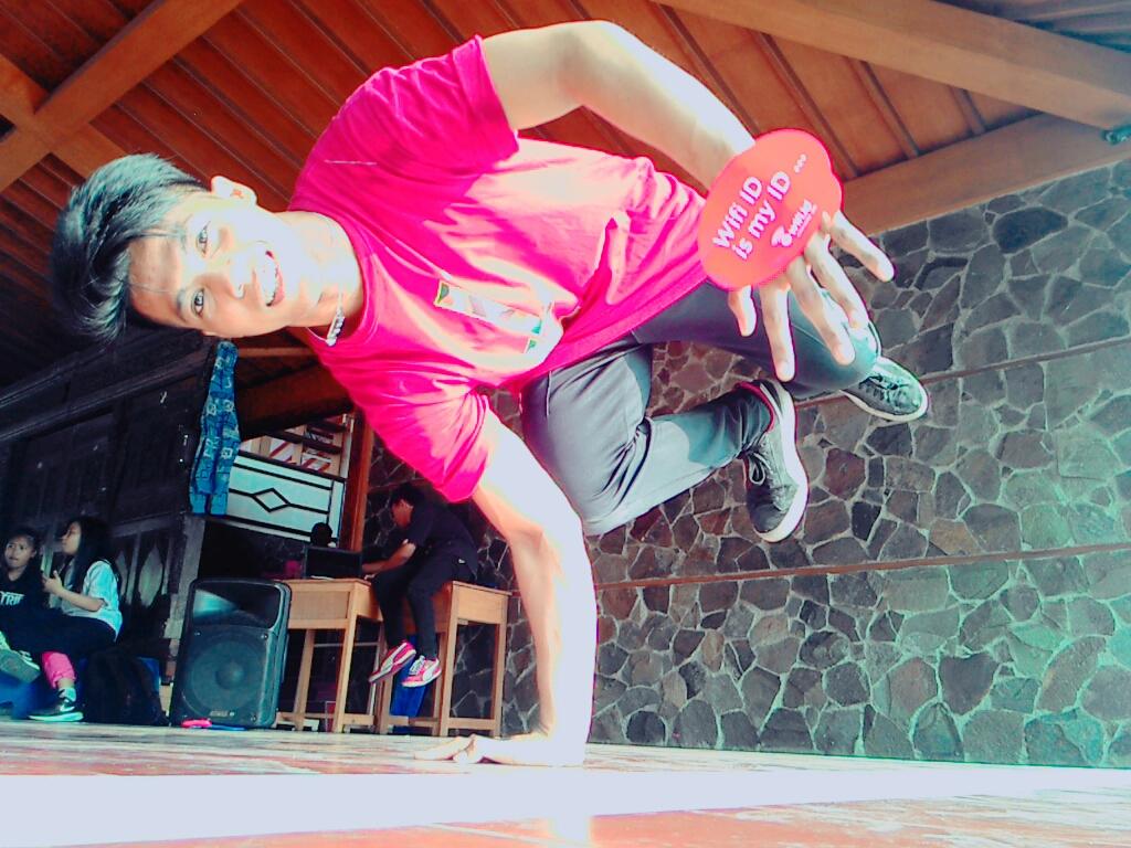 okkyandrianlola's tweet photo. Tangan gua sih kuat tp ga sekuat jaringan @wifi_id :D #wificorner #wicolepisi https://t.co/F5Ze3FsE2f