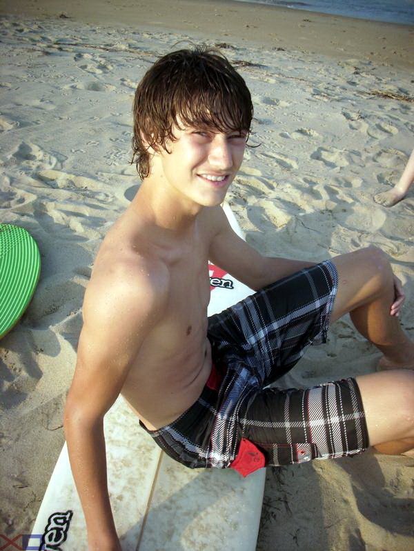 shortstwinks's tweet photo. tight shorts on the beach more pics here https://t.co/bCQJCYtpxH https://t.co/2tpfFSKbrk