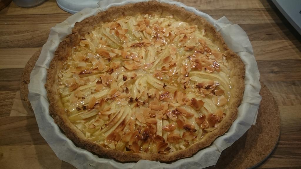 Atelier pâtisserie ce matin. Tarte aux pommes, miel et amandes effilées. Vivement le goûter :-)
