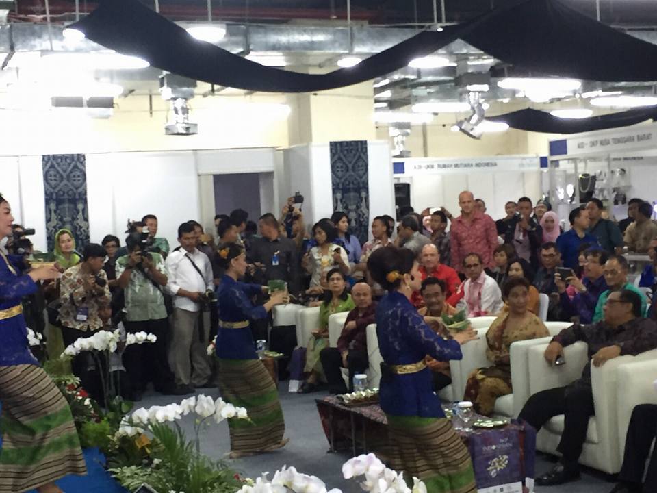 IndPearlFes2015's tweet photo. Para tamu kehormatan di acara #IPF2015 dihibur oleh berbagai penampilan seni budaya khas NTT https://t.co/Eur7iKNw49