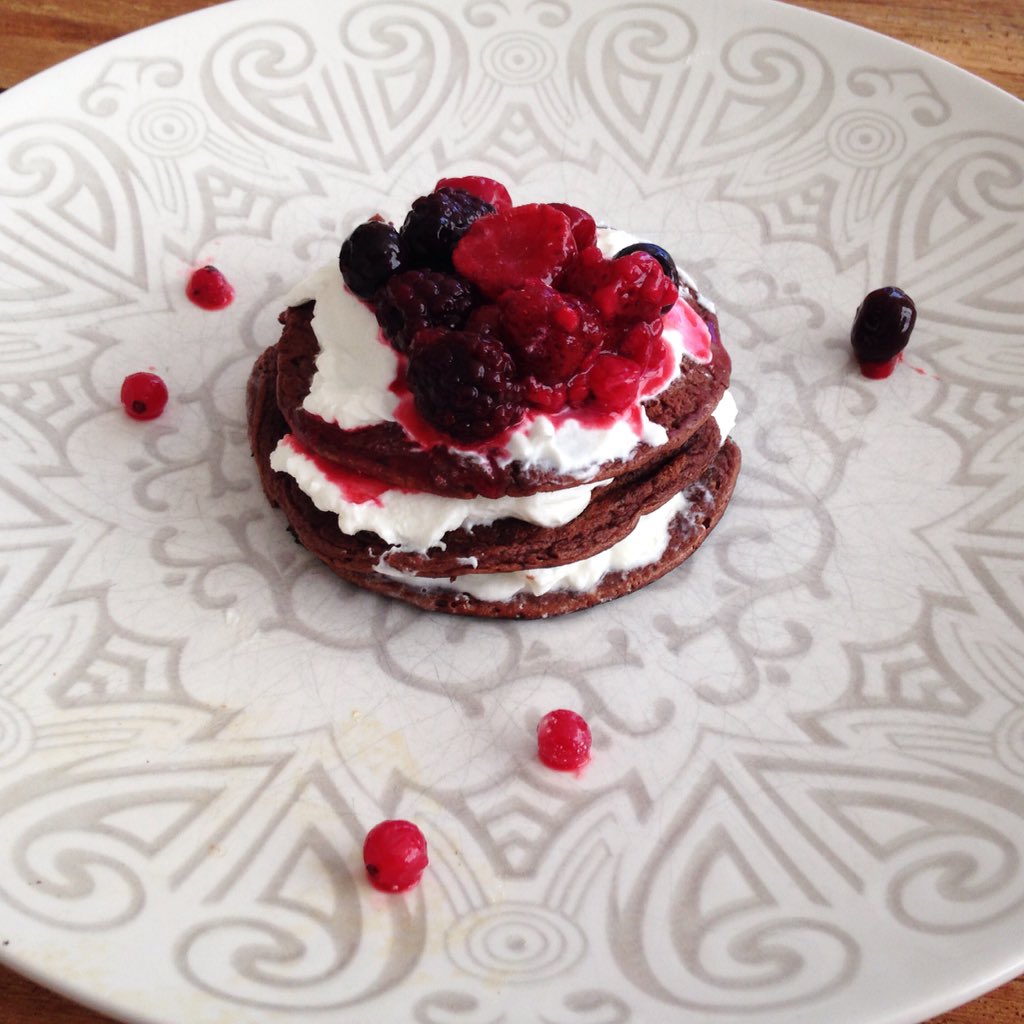 Bananenpannenkoekjes Chocolade met Griekse yoghurt en rood fruit! Kijk op IKEETVRIJ.com voor het recept.