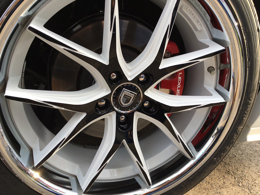 さほ 私のレクサスnxもwaldエアロになりました O 白黒の塗り分けしたのでホイールもピンクから黒 キャリパーはピンクから赤になりました T Co Ihlsoshb3t