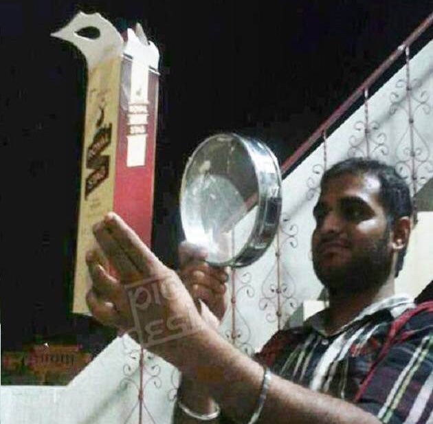 BewdaSangh's tweet photo. Chaand chuppa badal mein,sharmaa ke meri jaana 
#HappyKarwaChauth https://t.co/Wm96WZ1qqn