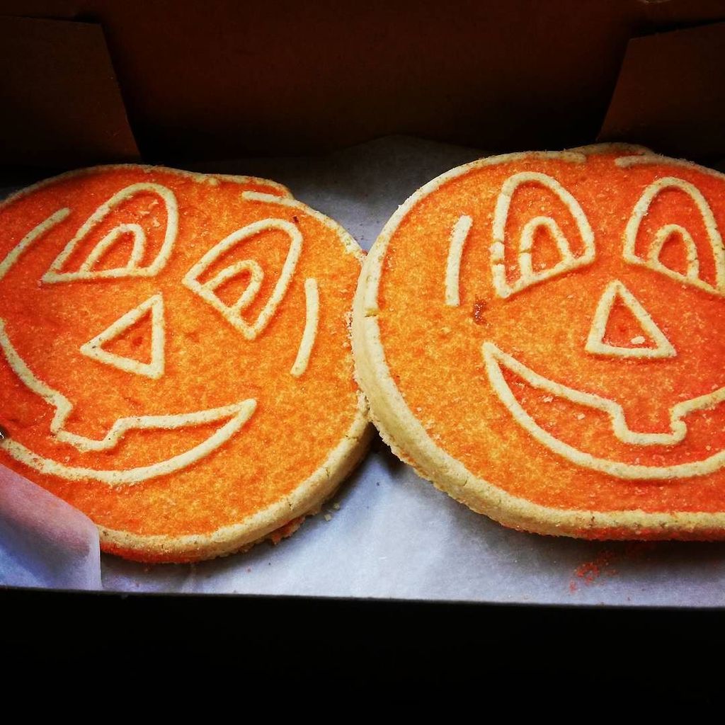 TeaganDaner's tweet photo. Donuttery 🎃 sugar cookies. #donuttery #pumpkin #sugar #cookie #cookies #jackolantern #halloween #huntingtonbeach #o… https://t.co/ERRsQLf1Jc