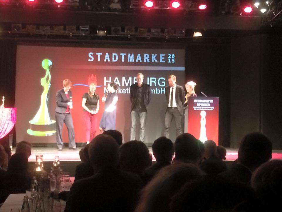 Glückwunsch an die "Stadtmarke 2015" <a href="/hamburg_de/">hamburg.de</a>! Wir freuen uns über unsre Platzierung in den Top 3 :-) #KA300 ^fp
