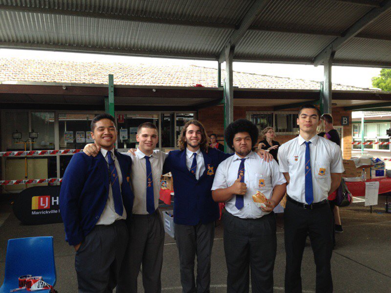 cathplayercbhs's tweet image. CBHS prefects lending a hand at Canterbury South PS disco #communityofschools @LeonarderRod @CanterburySouth