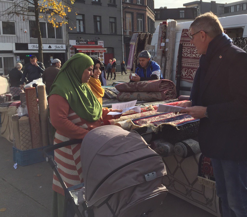 FDW_VB's tweet photo. #Antwerpen #gobackbus Met Arabische pamfletten vreemdelingen oproepen om terug te keren... https://t.co/1AuvDX9J3l