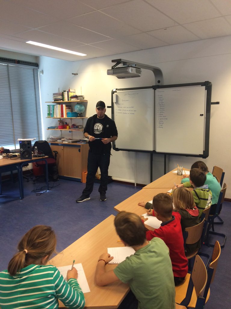 NaomiTekst's tweet photo. #groep5a krijgt les van #rapper @Robboxx0182 #vollepond #maxmusic #lustrum @BSdeKrullevaar hoe cool is dat! https://t.co/Yu5RQ16Szz