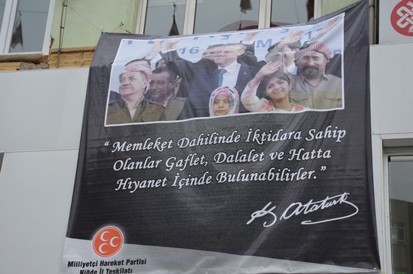 #MHP #Niğde İl binasına asılan pankartta #Erdoğan, #MesutBarzani ve #ŞivanPerver'in birlikte fotoğrafı bulunuyor.