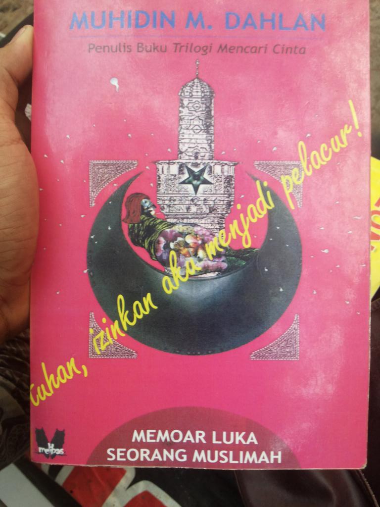 Cakrawala_IDE's tweet photo. sedang berlansung diskusi buku 'Tuhan Izinkan Aku Menjadi Pelacur' merupakan agenda menjelang senja @Kampus_UMI https://t.co/lV7JTdUHaQ