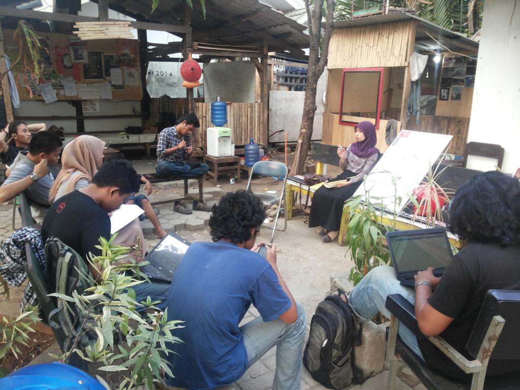 sedang berlansung diskusi buku 'Tuhan Izinkan Aku Menjadi Pelacur' merupakan agenda menjelang senja @Kampus_UMI