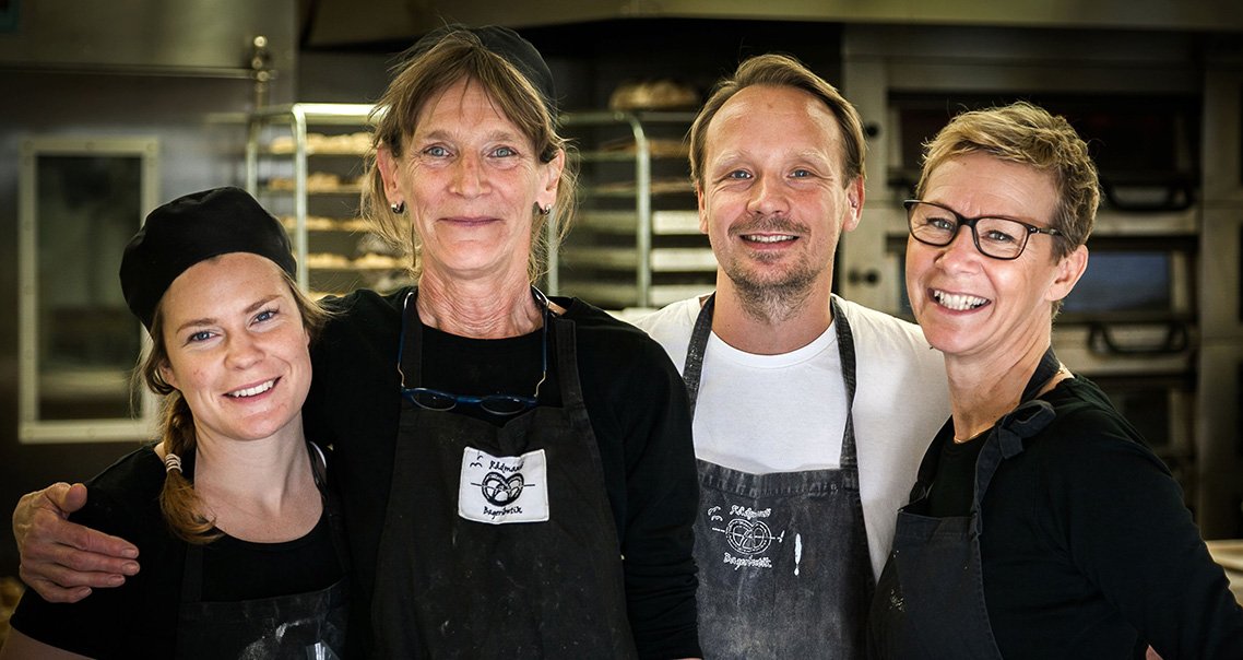 Min_Farm's tweet photo. Hanna, Jane, Kristofer och Lena bakar skönt KRAV-märkt bröd. Snart nåt för dig i #uppsala. #lokalproducerat https://t.co/EEnPSeGSci
