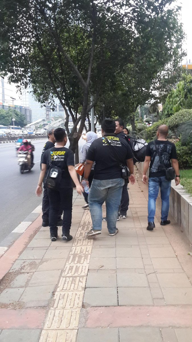 Aksi damai "Jangan Rebut Hak Pejalan Kaki". #SavePedestrian