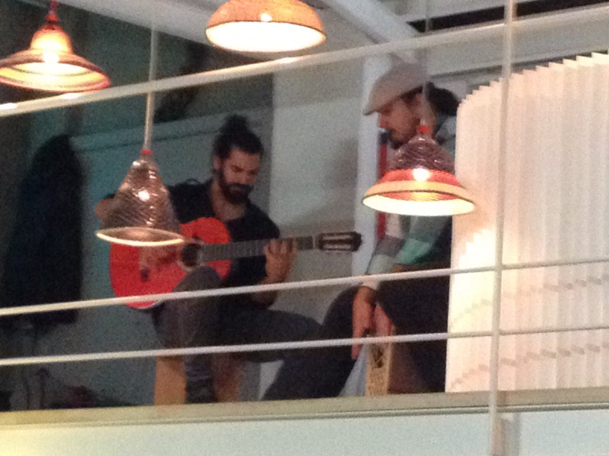elsurdesign's tweet photo. Maravilloso concierto ayer de Luis Gallo a la guitarra y Montaña al cajón Grandes artistas en #Objetosparatenercerca https://t.co/yYxG4ljhhQ
