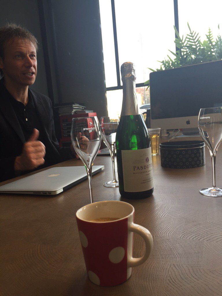 Grapedstrct040's tweet photo. @NCannegieter @Thincahead @DriessenAuto koffie, nonalc bubbels en goed gesprek @24Uinbedrijf. Dank @DavidvanIersel https://t.co/cpfQMcwFpb