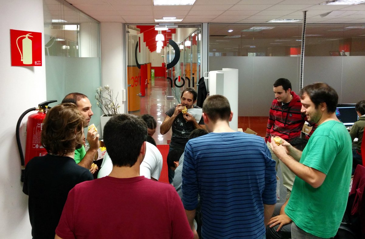 irontec's tweet image. Perdón, compis en #phpbc15 y #librecon2015: hemos acabado las tortillas del cumple de @ivanromeroj :) #bbfaktoria