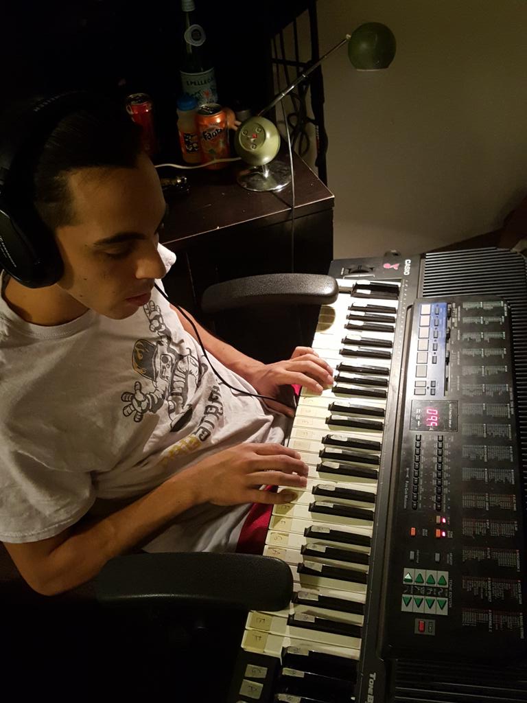 AwareDLE's tweet photo. Late night composing. https://t.co/CZ5Fb8FmD4