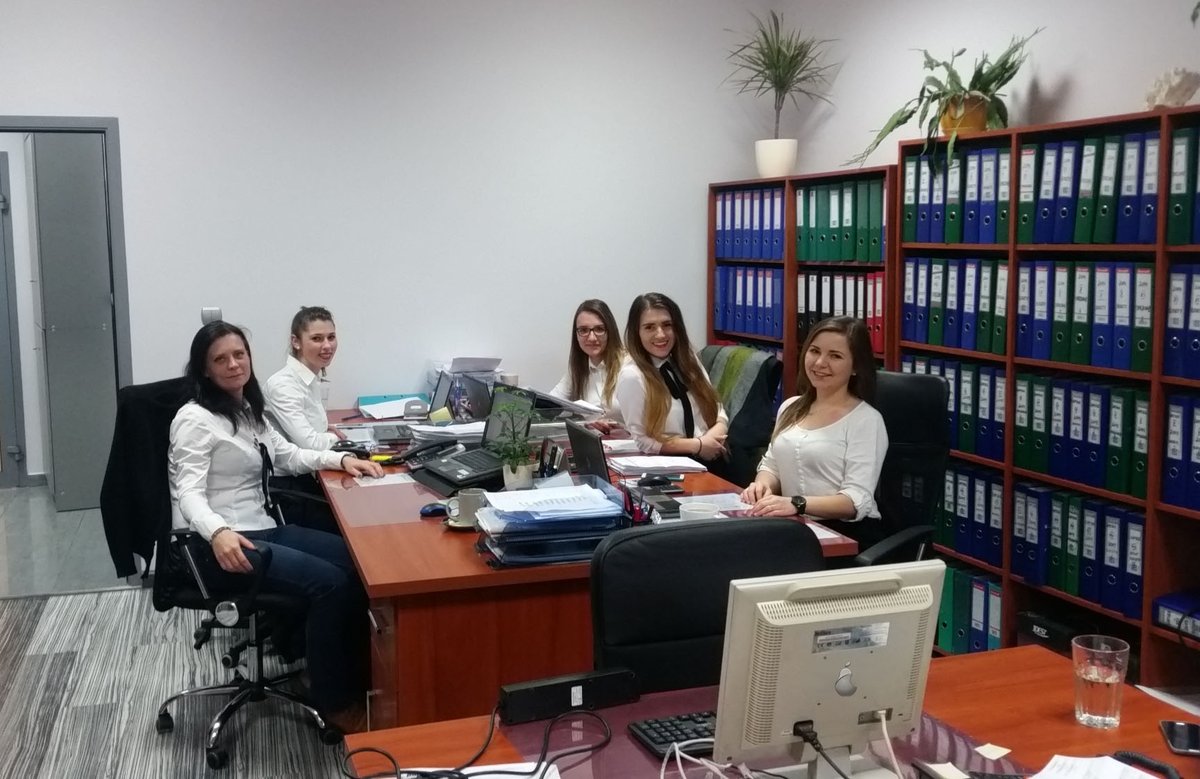 EnpireTransport's tweet photo. Znajdź nietypowy szczegół... :) I wcale nie chodzi o białe koszule! #whiteshirt #riddle #office https://t.co/ui9wiy0Elf