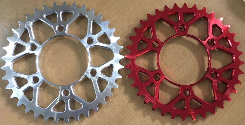 Coranas para ZX10, natural y anidizada roja. Cuál te gusta más?