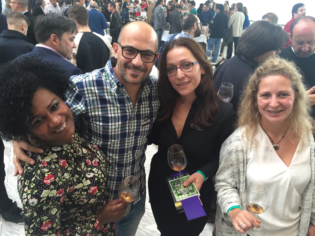 Con las sumilleres más guapas de Castilla y León en el salón de los mejores vinos de Peñiñ