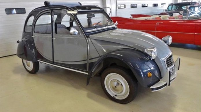 edmunds's tweet photo. It'd take a special sort (or a Frenchman) to buy our #UsedCaroftheDay #Citroen Deux Cheveux: https://t.co/PSl0pTFq9u https://t.co/VVKjFPL3Xu