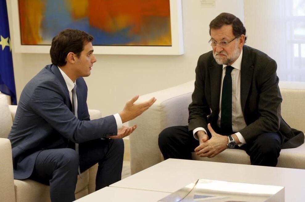 ACraich's tweet photo. -... Así que Superman es Clark Kent ¿Comprendes?
-¿Cómo va ser posible si uno tiene gafas y el otro no? https://t.co/lhdmSJ5y14