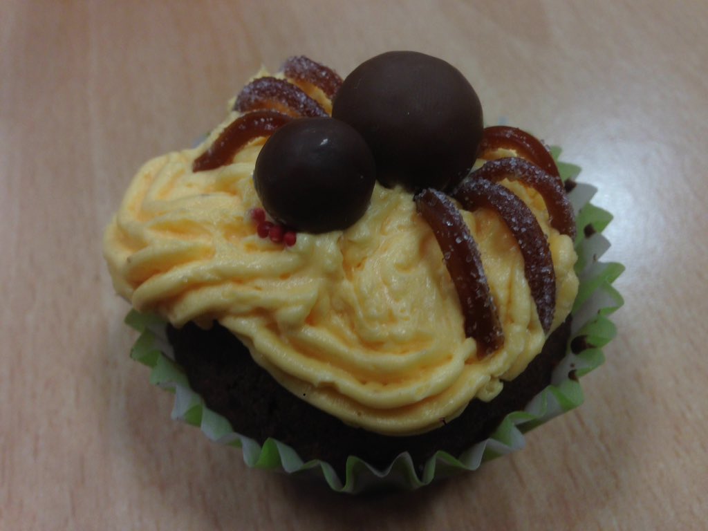 Zyin_Tan's tweet photo. @Warwick_Echem #HalloweenCakeTime My last Friday! #bebackinayear https://t.co/txfshRX2V8