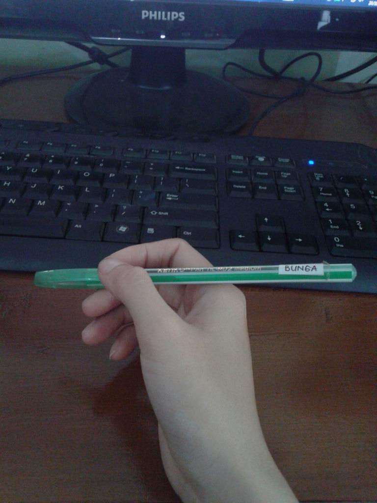 ChicBunga's tweet photo. A bit regret that I took this from you when you were holding it. https://t.co/XuZsk8ljDF