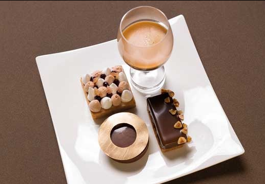 NespressoFR's tweet photo. Une touche sucrée pour finir la semaine, par le chef Yann Couvreur https://t.co/E8bfhkDGDv https://t.co/2M1MjLf4zb