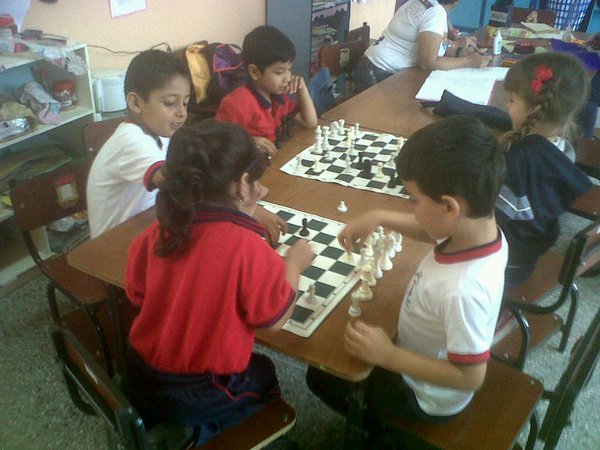 vimi3v's tweet photo. Qué orgullo ésta muchachada de la Patria!!! Ponen en práctica habilidades intelectuales #AjedrezEstratégiaPedagógica https://t.co/PDMX4sab81