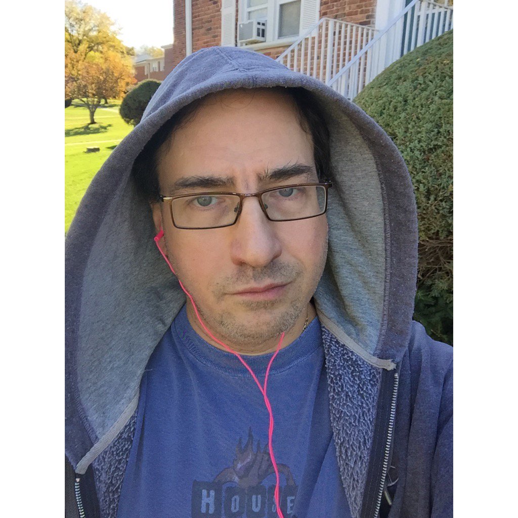 ItsMeDYK's tweet photo. #Selfie #Hoodie #PinkEarbuds https://t.co/Ey03DwYUzG