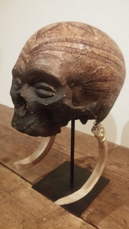 Happy Halloween! Scare friends and neighbours alike w/skull of the deep dark wood  templarantiquities.co.uk/#!ornamental/c…
#skulls