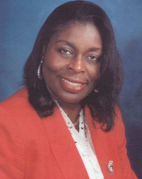 CarolBellSav's tweet photo. Don't miss this Q&amp;A with #CarolBell in the current issue of the #Savannah Herald: https://t.co/YmCmCLTUCK https://t.co/8Nu3zpBJu3