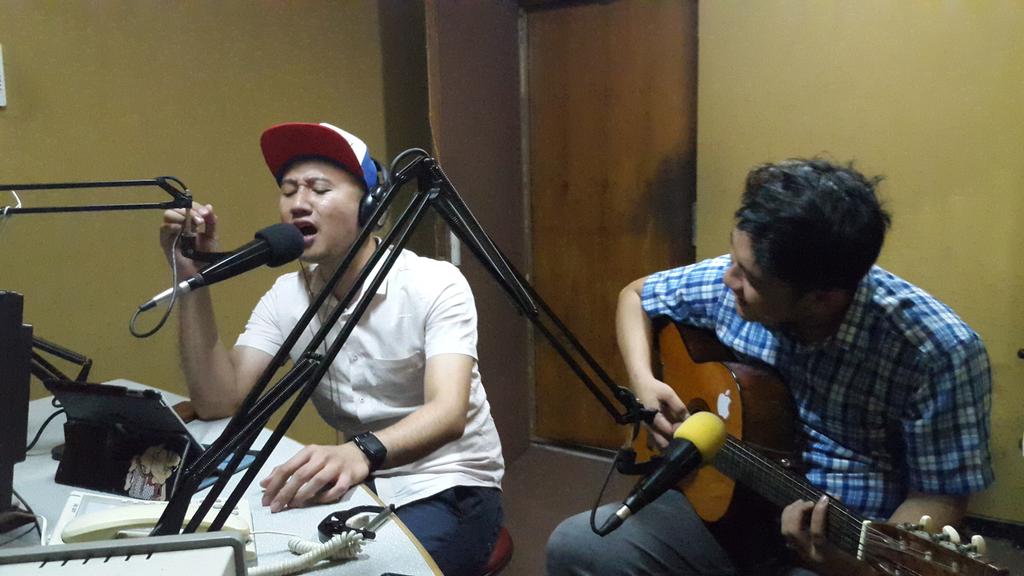 LesmanaRadio's tweet photo. @tegoehwinand @HerdiawanHerdi NAMIRA band now covering The Man Who Can't be Moved - The Script #theUNSESS https://t.co/amc9Xz3wi6