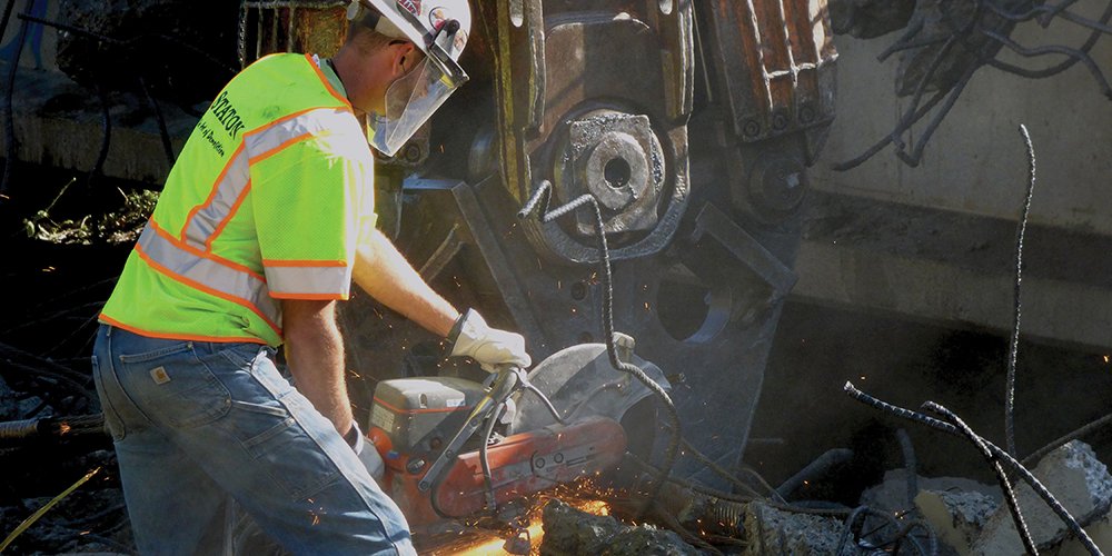 SafetyHealthMag's tweet photo. Some tools can put workers at risk for hand-arm vibration syndrome. Take preventive measures https://t.co/abJPwMaFbB https://t.co/HHgICAMXeY