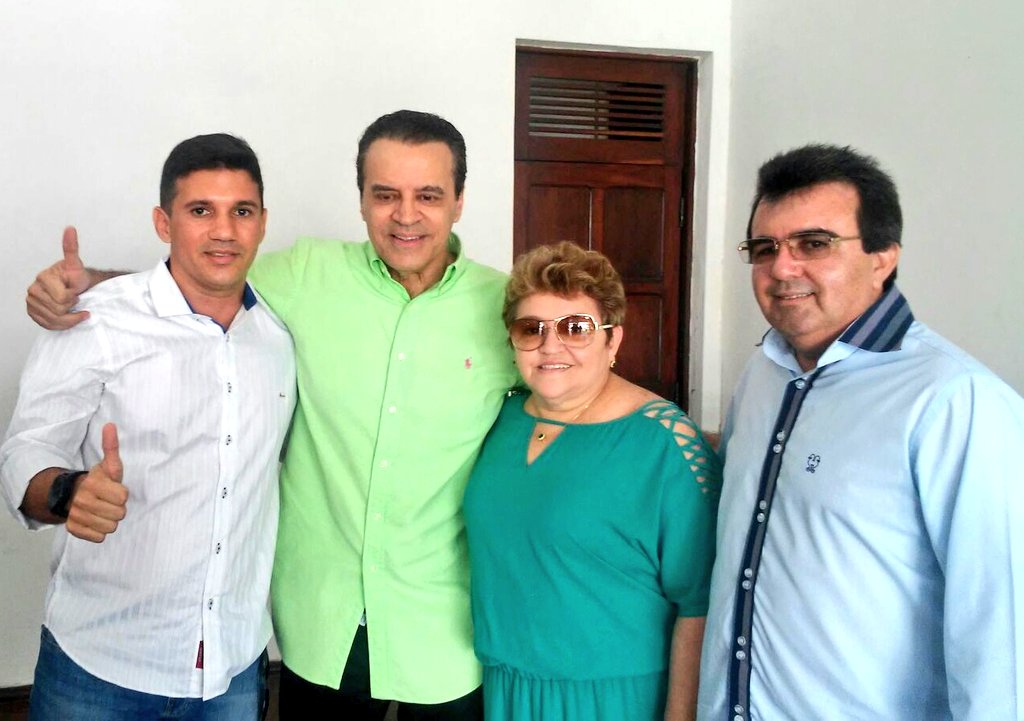VereadoraIzabel's tweet image. Com os Vereadores do PMDB de Mossoró, @alexmoacir , Claudionor e o Ministro @HenriqueEAlves na convenção em Natal.