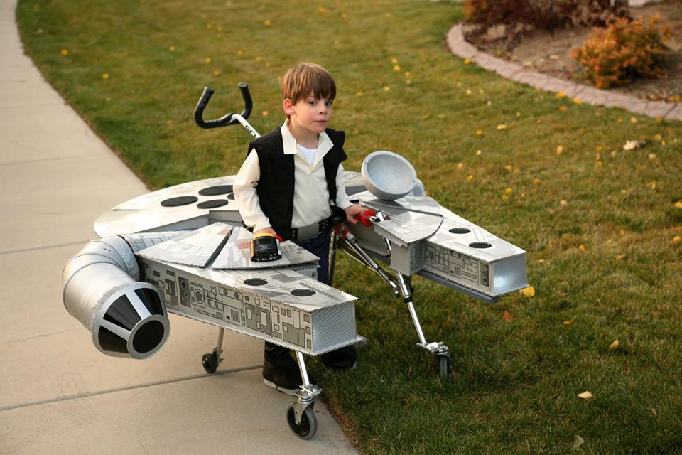 Niño con parálisis cerebral se disfraza de Halcón Milenario - CSk4sc4XIAAE5aW