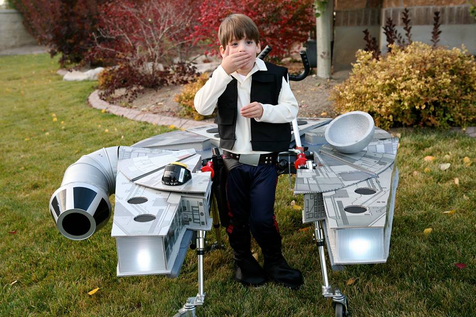 Niño con parálisis cerebral se disfraza de Halcón Milenario - CSk4so0WsAAQdvC