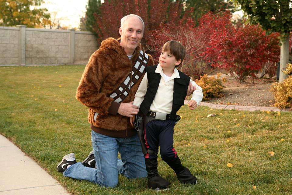 Niño con parálisis cerebral se disfraza de Halcón Milenario - CSk4spbWIAAI2bQ