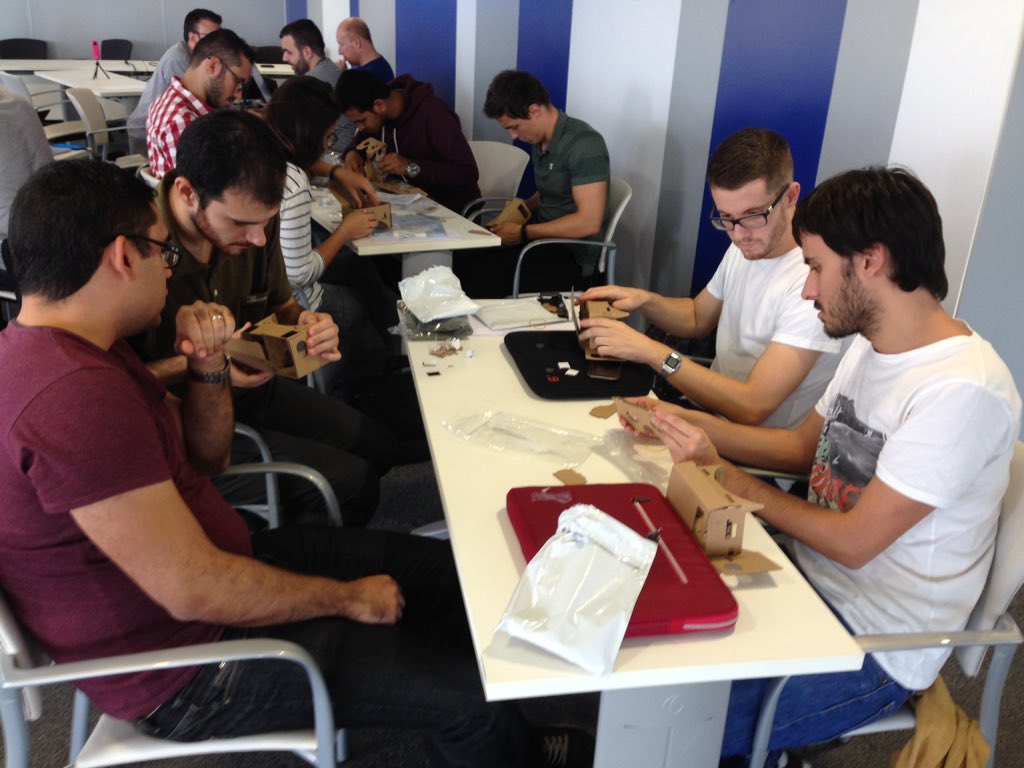 mfbenitez's tweet image. Gracias #EsriEspana y #GeoDevelopers por estos Gadgets tan Cheveres! @geotecUJI #CSAppChallenge