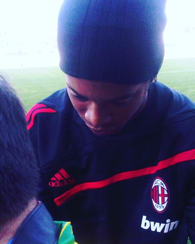 IconSignatures's tweet image. Could Ronaldinho be under your Christmas tree this year? #acmilan #ronaldinho #ronaldinhogaucho #seriea #Brazil