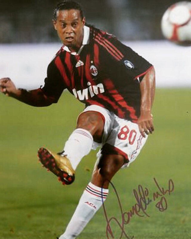 IconSignatures's tweet image. Could Ronaldinho be under your Christmas tree this year? #acmilan #ronaldinho #ronaldinhogaucho #seriea #Brazil