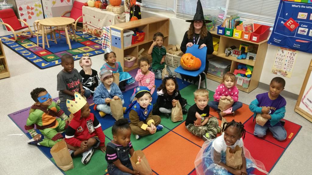 Room7FDECC's tweet photo. @headstartbabe @mrsjennifergems Hi Twitter Friends! We have fun at school! What did you do today? https://t.co/ysPJ1kS75j