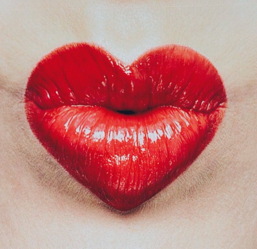 ladybuzzok's tweet photo. TGIF #todayslipstick #chaneldragonrougeallurelaque #feelingsassy #makeup #LadyBuzzOkanagan https://t.co/BMSJz6lGkI