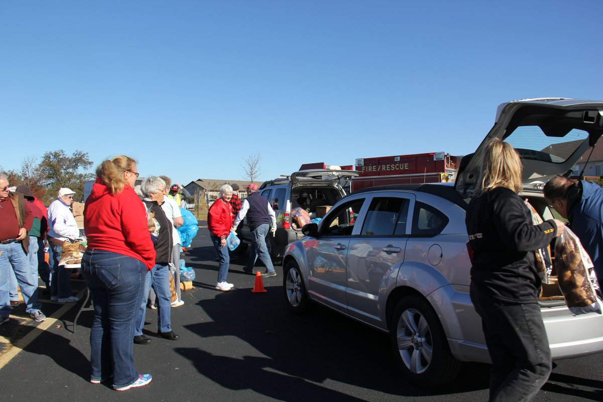 STLFoodbank's tweet photo. Yesterday we distributed 25,500 lbs. of food in Sullivan, MO! #FoodFair #SullivanMO #fightinghunger https://t.co/4mRfNDqTJF