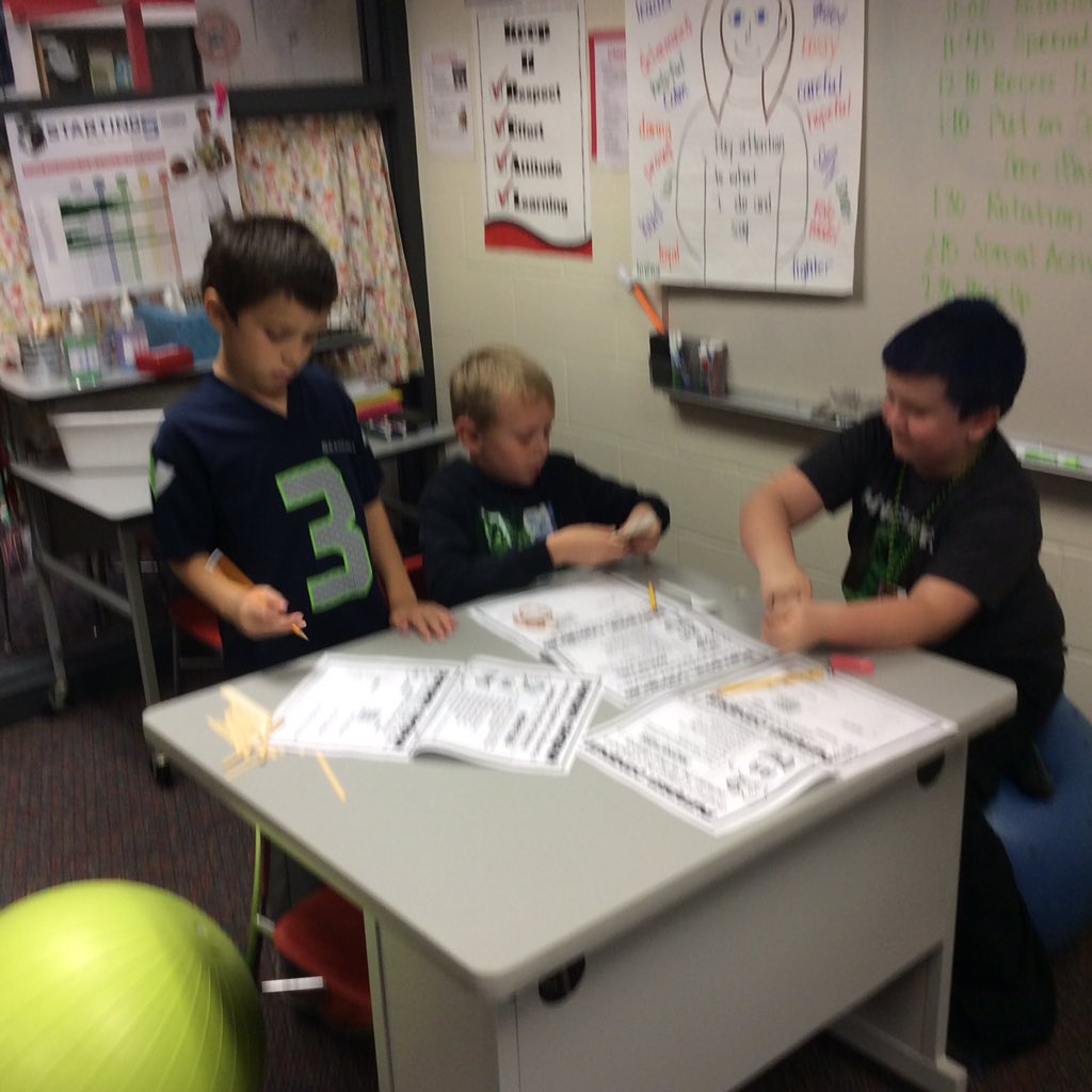 MrsKadrlik's tweet image. Catapulting pumpkins #cfelem #CFGrade3 #spookySTEM