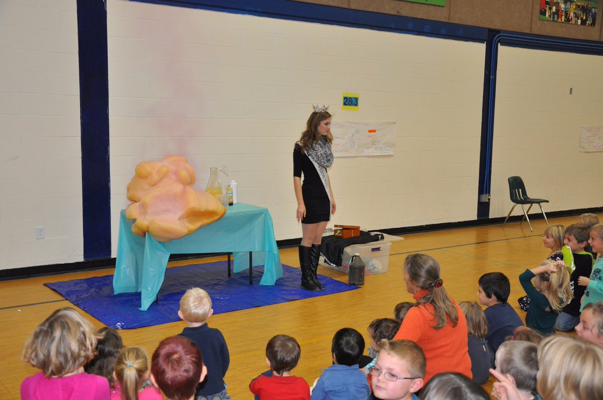 PrincipalChrisD's tweet photo. Miss VT, Alayna Westcom, is teaching science in Fletcher today. #STEM #MissVermont #MissVT #vted https://t.co/4RluMYypF6