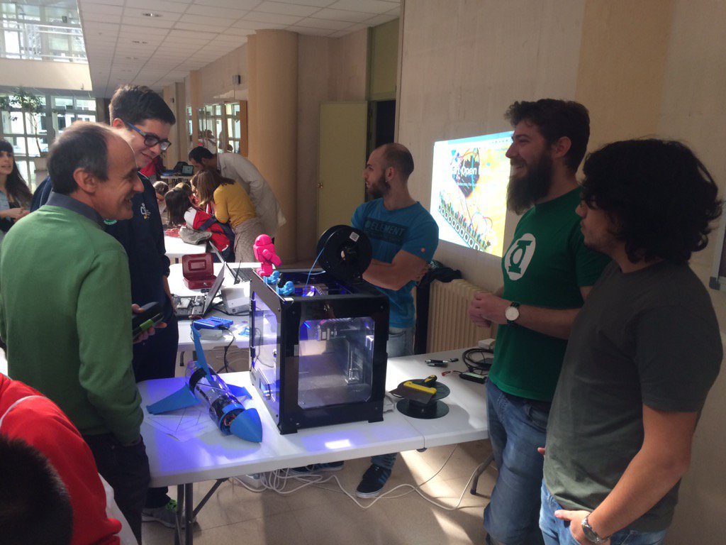 pablogarguez's tweet photo. Taller de @SolEpcc #DesayunaConLaCiencia @CulturaUEx @jesusalonso1962 @DanielCampos_95 @EPCC_Unex #SmartPoliTechLife https://t.co/X4sm3XLNnd