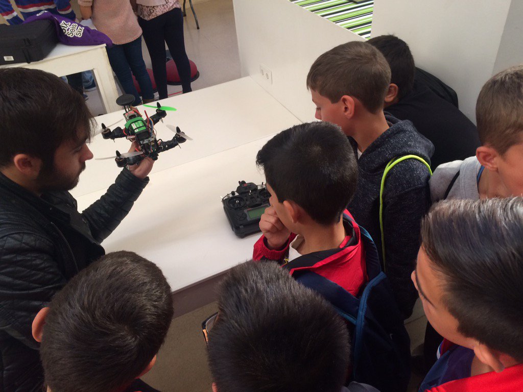 pablogarguez's tweet photo. Taller de @SolEpcc #DesayunaConLaCiencia @CulturaUEx @jesusalonso1962 @DanielCampos_95 @EPCC_Unex #SmartPoliTechLife https://t.co/X4sm3XLNnd