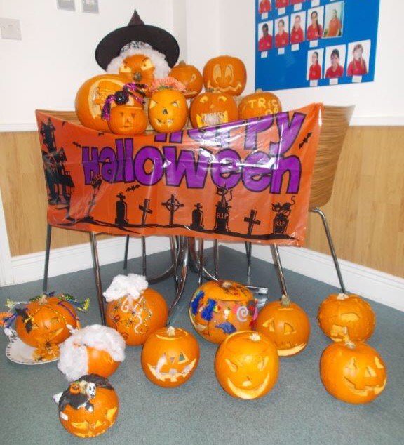 KidsIncUK's tweet photo. Nearly time to judge the Chingford #Halloween #pumpkincarving competition! They all look like winners! https://t.co/RRIHEzOCHC